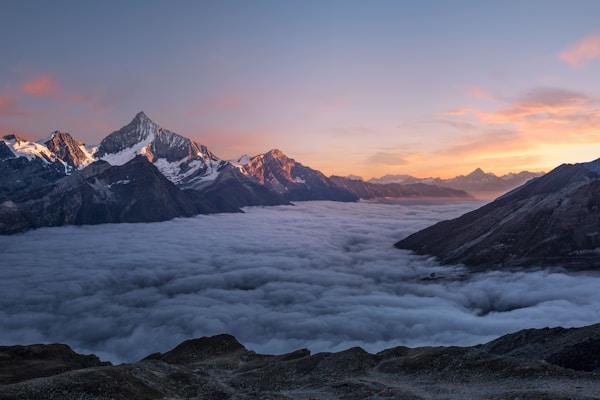 家庭在自然环境中进行徒步露营的欢乐场景